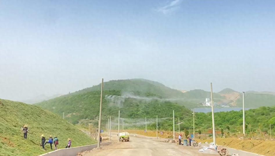 工厂里的道路为何安装喷雾降尘系统